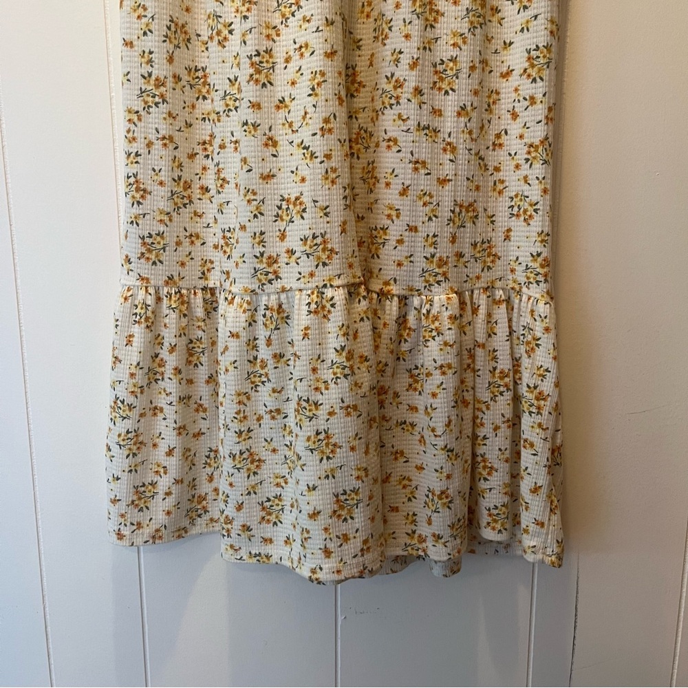 Charming Floral V-Neck Midi Dress - Picture 2 of 3
